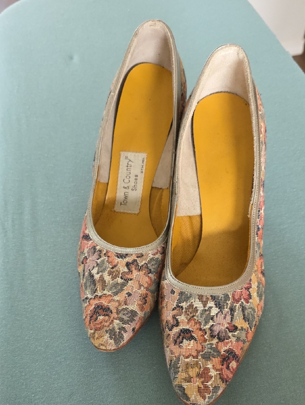 1970s Town & Country Floral Tapestry Pumps in Multicolor Pink and Tan